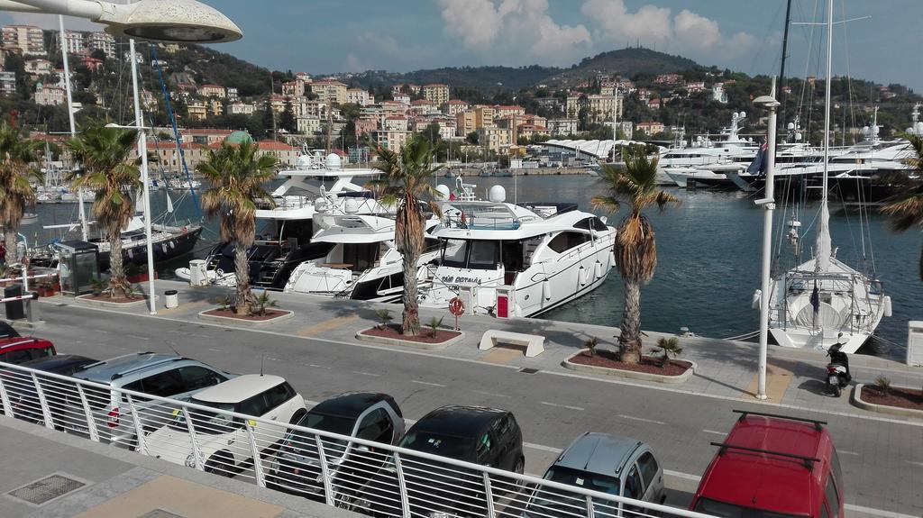 Case Vacanze Borgo Marina Imperia Exteriör bild
