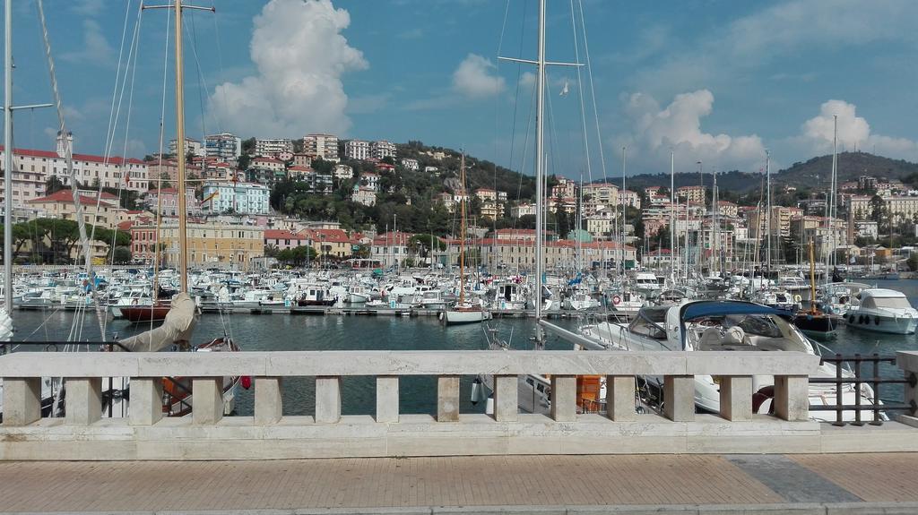 Case Vacanze Borgo Marina Imperia Exteriör bild