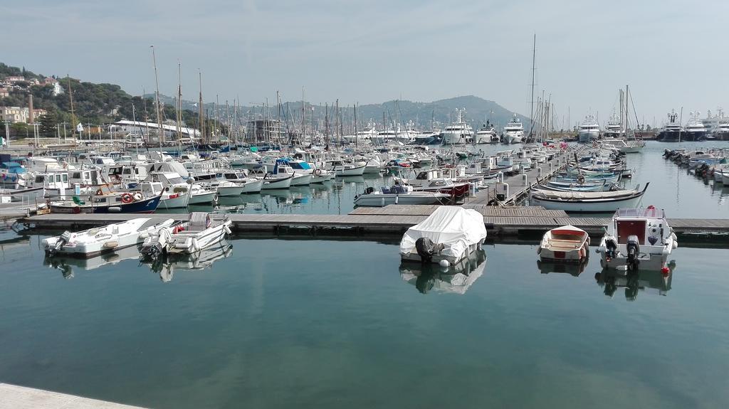 Case Vacanze Borgo Marina Imperia Exteriör bild